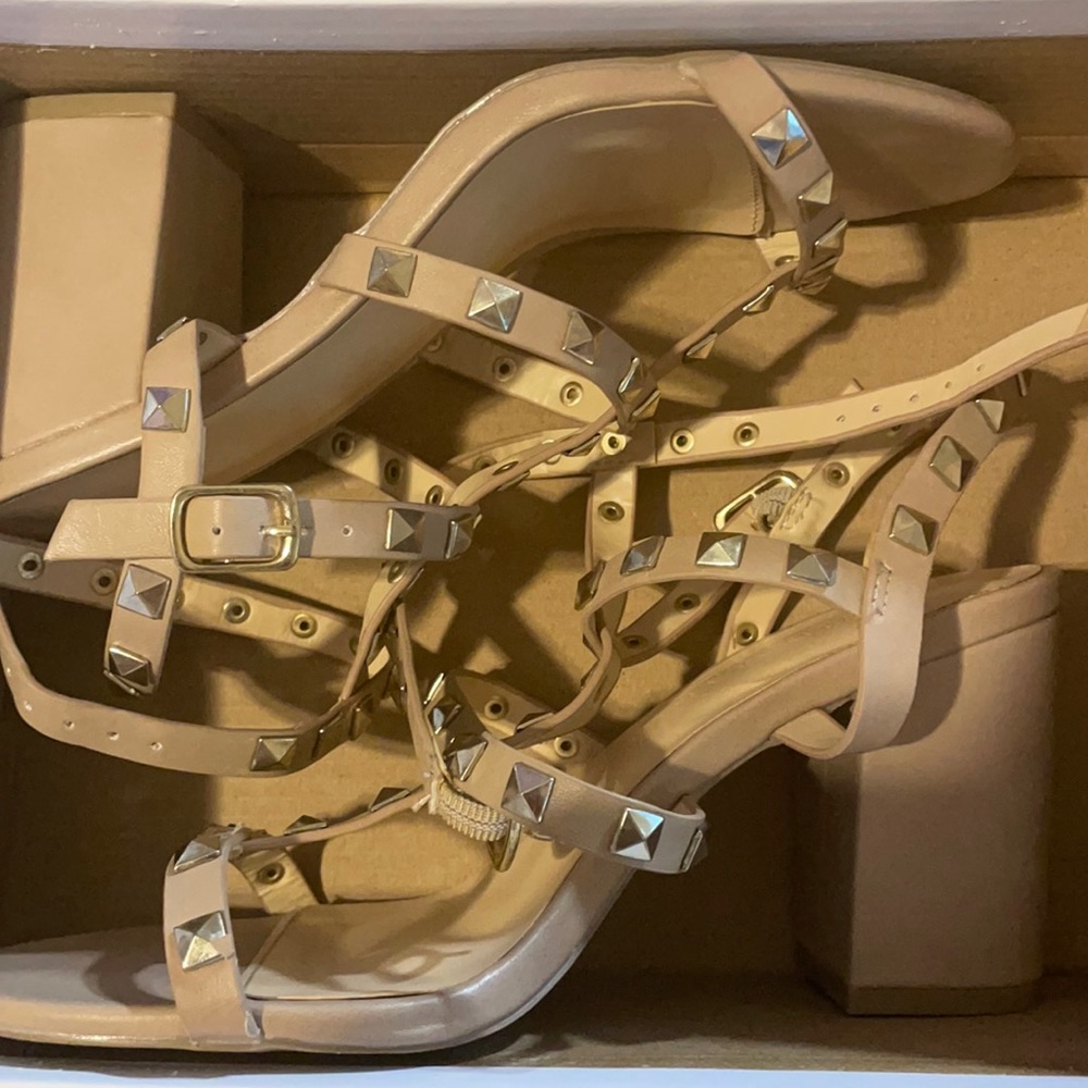 Nude thick heeled Sandals